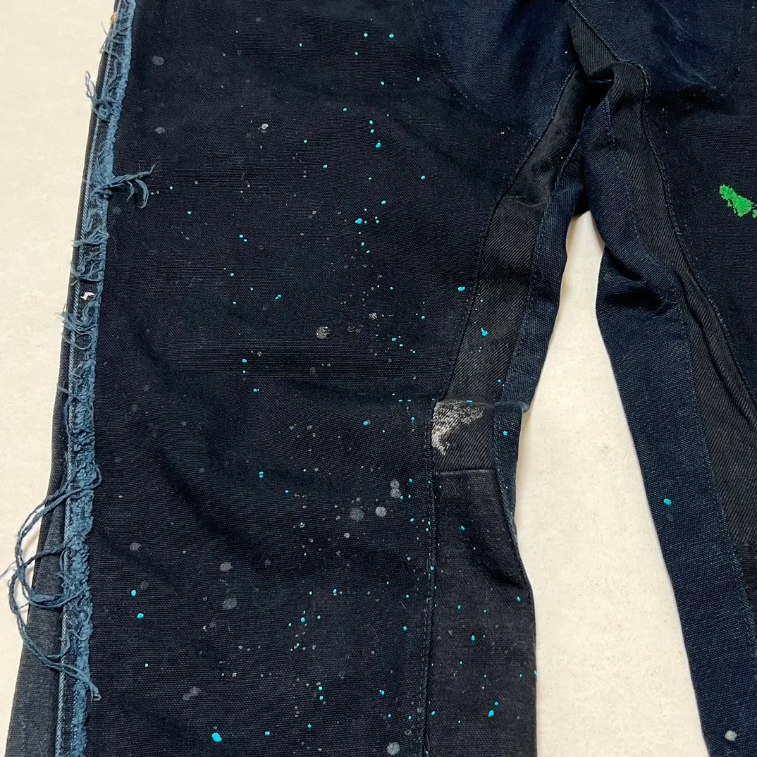 GALLERY DEPT. LA FLARE CARPENTER PANTS The first generation of paint-splashed and ink-washed flared logging trousers, modified Carhartt overalls from the original version. Blue and black S-XL large-area paint-splashed ink. Full set of original copper hardware. Deconstructed and modified version of the Kahart trousers. Heavy-washed and distressed. VINTAGE texture is perfect.